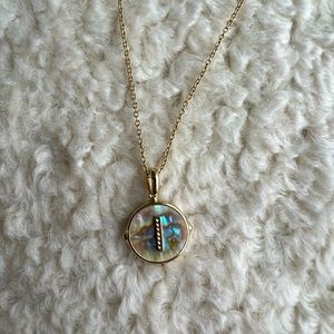 Kendra Scott Letter “I”Gold Disc Pendant Necklace in Iridescent Abalone